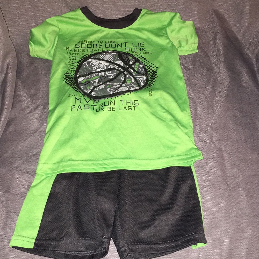 4/$10 Little boys short set Sz 4T